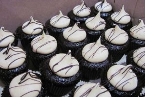 Cupcakes from Cake Happy are available to eat on site or to go. Orders for custom cakes can also be placed ahead of time for pickup or delivery.