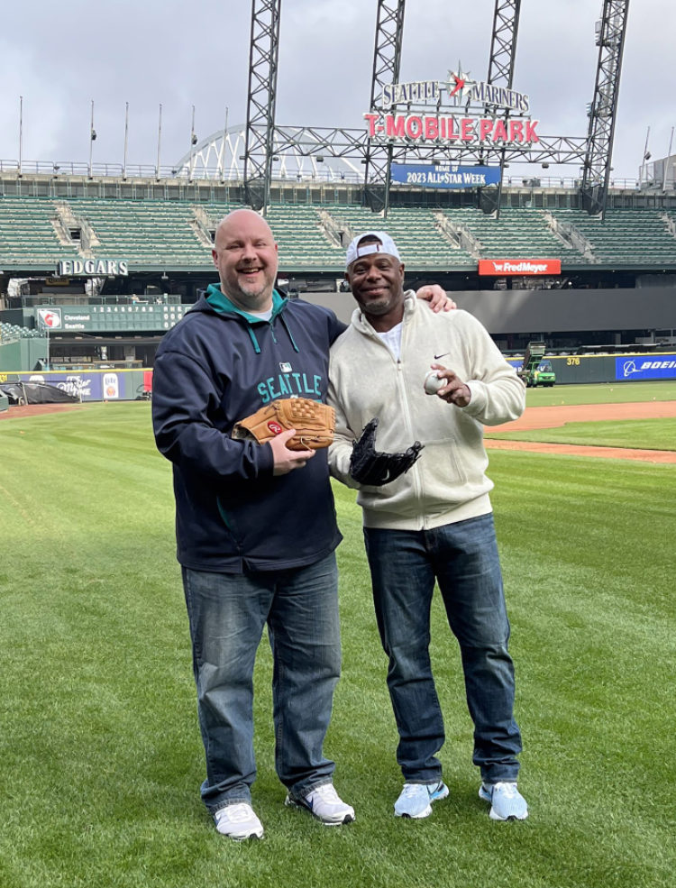 Washougal man finishes yearlong 'Catch 365' experiment with Mariners legend Ken  Griffey Jr.