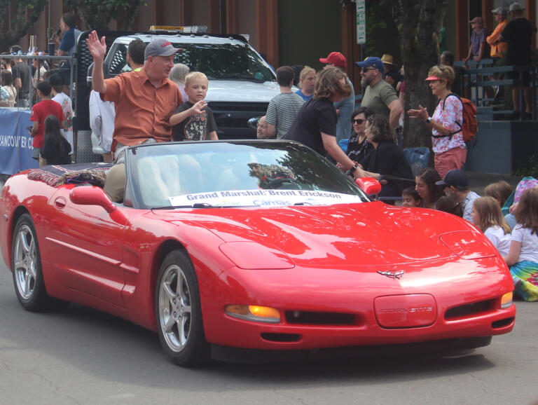 Camas Days grand marshal Brent Erickson waves during the festival's grand parade on Saturday, July 27, 2024. (Doug Flanagan/Post-Record)