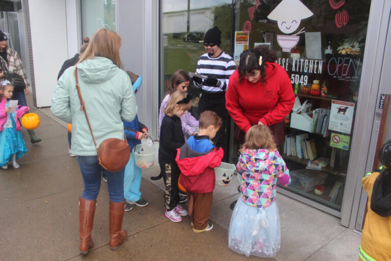 Doug Flanagan/Post-Record
Children receive candy in front of Danglicious Vietnamese Kitchen during the Washougal Trick or Treat on Main Street event on Oct. 31, 2024.